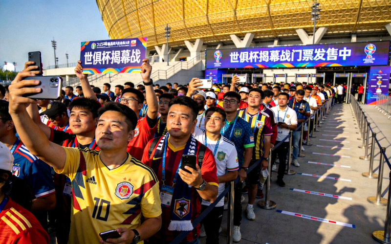 球迷在球场外排队购买世俱杯揭幕战门票的热闹场景